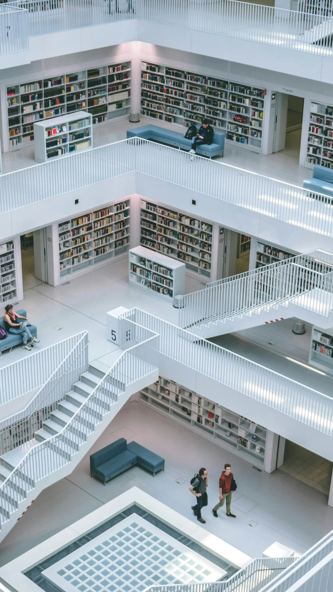 Moderne kennisbank in een bibliotheek